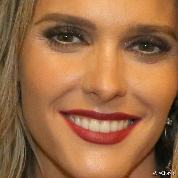 Fernanda Lima criou produção sensual com batom vermelho intenso e olhos realçados por esfumado de sombra marrom para participar de evento de moda